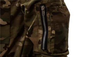 Nahaufnahme des Reißverschlussfachs am Ärmel der Herren-Camouflage-Taktikjacke