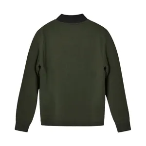 Vista posteriore di una felpa casual da uomo verde oliva con colletto nero a coste.