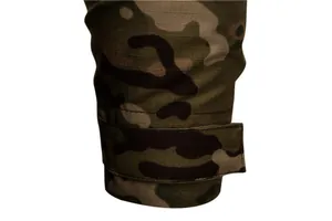 Detailansicht der verstellbaren Klettmanschette an einer Herren-Camo-Taktikjacke