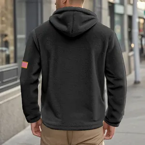Vue arrière détaillée d'un sweat à capuche noir en polaire avec écusson drapeau USA
