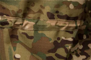 Nahaufnahme von strapazierfähigem Ripstop-Camouflage-Stoff für Herren-Taktik-Kapuzenjacke