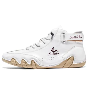 Detaillierte Seitenansicht der weißen High-Top-Casual-Schuhe mit Salkin-Branding und Wellensohle