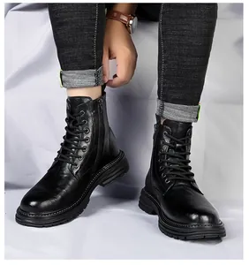 Vue détaillée de bottines en cuir noir élégantes portées avec un jean denim retroussé