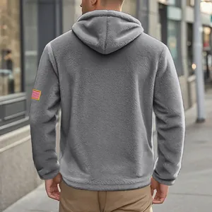 Vue arrière d'un sweat à capuche en polaire grise pour homme avec patch drapeau