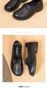 Detalle de zapatos de cuero retro negros cómodos con detalles florales para mujeres mayores