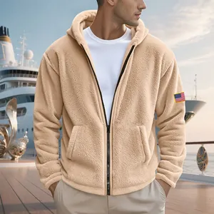 Vue détaillée d'un sweat à capuche en polaire kaki avec écusson drapeau américain