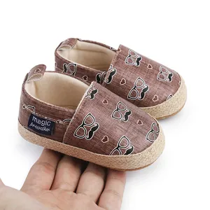 Detail van bruine baby-loopschoentjes met snorrenpatroon en magic prewalker-label.
