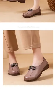 Mocasines cómodos de estilo étnico para mujeres mayores con detalles florales