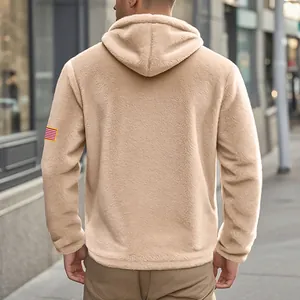 Sweat à capuche beige en polaire double face pour homme avec écusson drapeau américain, dos.