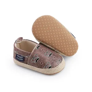 Vue détaillée de chaussures premier pas pour bébé avec motif moustache et semelle