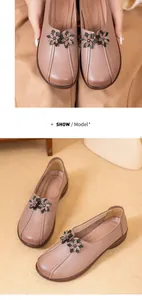 Detalle de manoletinas retro de cuero para mujeres mayores con suelas blandas y flores.
