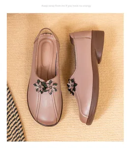 Primer plano de detalles florales en cómodos zapatos de cuero marrón para ancianas