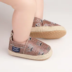 Gros plan de chaussures de marche pour bébé avec motif moustache et étiquette tissée