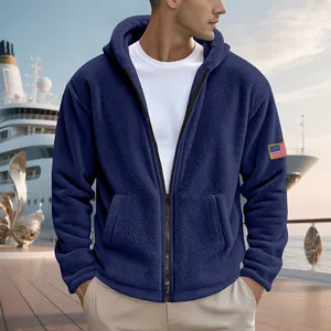 Détail du sweat à capuche en polaire bleu marine avec patch brodé du drapeau américain.