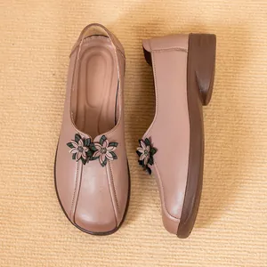 Mocasines elegantes de cuero suave estilo étnico retro para mujeres mayores con flores