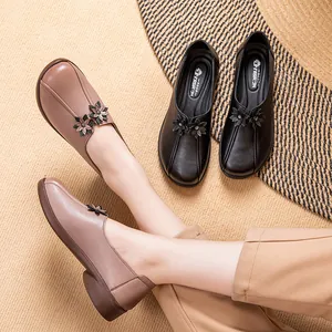 Zapatos cómodos de cuero de estilo étnico retro para mujeres mayores, suela antideslizante.