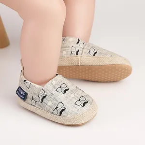 Vue détaillée de chaussures de marche pour bébé avec motif moustache sur les pieds
