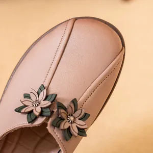Zapatos de cuero cómodos para señoras mayores con flores vintage y textura suave de piel