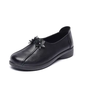 Elegantes zapatos cómodos de cuero negro con detalle de flores para mujeres mayores