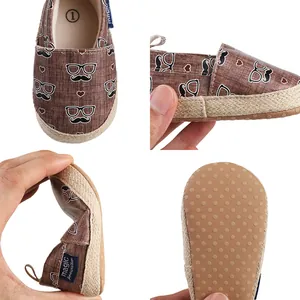 Flexibele bruine baby-loopschoenen met snor-en-brilprint en zachte antislipzool ontwerp