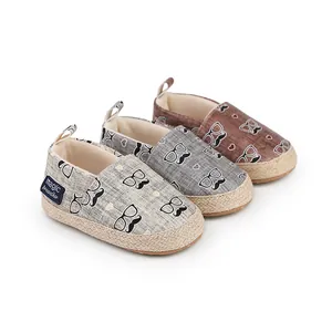 Détail des chaussures de marche confortables pour bébé en coton avec imprimé moustaches