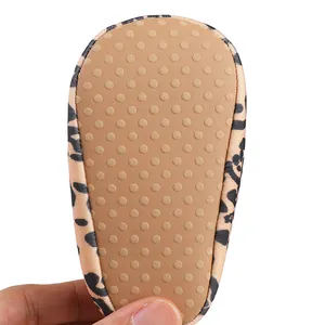 Leopard-Baby-Lauflernschuhe mit rutschfestem Noppen-Detail an der weichen Sohle