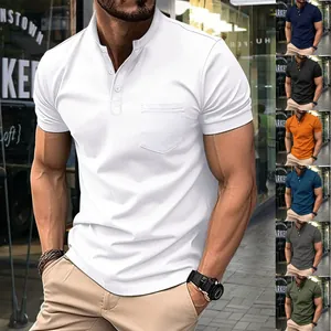 Dettaglio polo casual da uomo con scollo a V e taschino in vari colori a tinta unita.