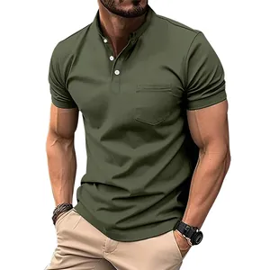 Dettaglio di una polo slim fit verde oliva da uomo con pratico taschino sul petto.
