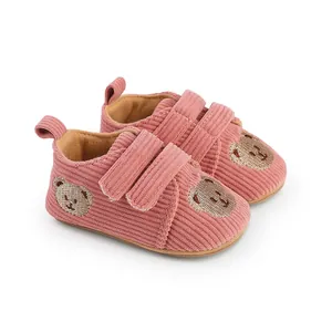Süße rosa Cord-Babylauflernschuhe mit weich bestickten Bärengesicht-Designdetails