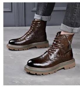 Detailansicht der braunen Martin-Stiefel für Herren mit Seitenreißverschluss und Schnürung