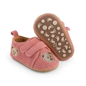 Detailansicht pinkfarbene Baby-Lauflernschuhe aus Cord mit süßer Bärenstickerei und weicher Sohle