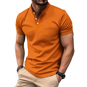 Primo piano dettagliato della polo casual da uomo arancione con tasca e colletto coreano
