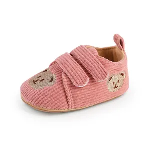 Detailansicht rosa Cord-Lauflernschuhe für Babys von 0-1 Jahr mit süßer Bärenstickerei