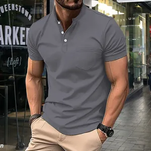 Dettaglio ravvicinato di una polo casual grigia da uomo con tasca e scollo a V a bottoni