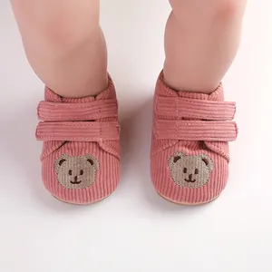 Rosa Baby-Lernlaufschuhe aus Cord mit süßer Bärenstickerei und stabilem Klettverschluss.