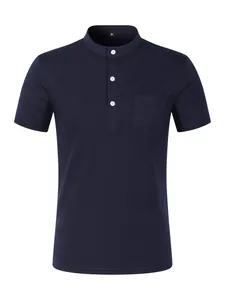 Vista dettagliata di una polo da uomo blu navy con colletto alla coreana e taschino.