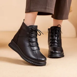 Eleganti stivaletti in pelle nera caldi per donna con suole piatte antiscivolo e comode.