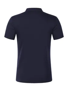 Vista posteriore di una classica polo da uomo blu navy per un look business casual