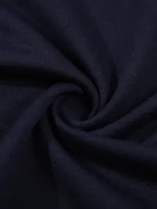 Dettaglio ravvicinato della trama del tessuto a maglia blu scuro per polo casual da uomo