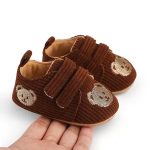 Detailansicht der weichen braunen Cord-Babyschuhe mit süßen Bärenstickerei-Verzierungen