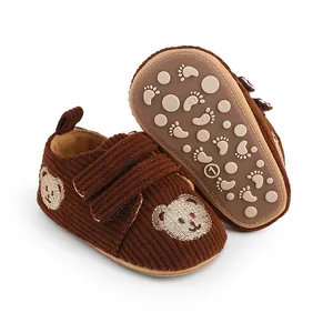 Detailansicht brauner Cord-Babyschuhe mit süßer Bärenstickerei und weichen Sohlen