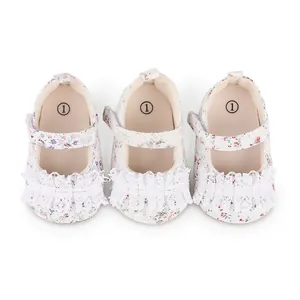 Comfortable floral baby walking shoes with delicate lace trim for infants aged 0-1 year