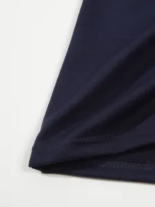 Vista macro dell'orlo e delle cuciture su una polo da uomo casual in cotone blu scuro