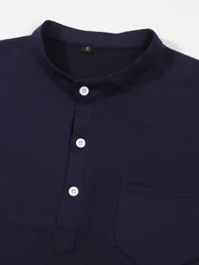 Dettaglio di polo da uomo blu navy con collo alla coreana e taschino sul petto