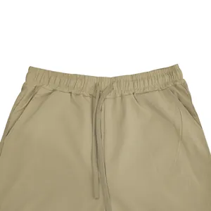Detailansicht einer lockeren Herren-Sporthose mit Kordelzug am elastischen Bund in Khaki-Farbe