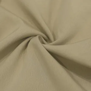 Makro-Detail von atmungsaktivem beigem Stoff zeigt die Textur der Freizeit-Sporthose