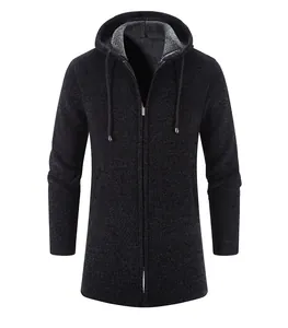 Detalle de un cárdigan de punto con capucha para hombre con forro polar interior