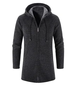 Vista detallada de la chaqueta de punto gris marengo para hombre con forro polar.