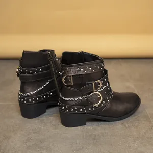 Botines Martin con tacón ancho, hebillas con tachuelas y una cadena de plata decorativa
