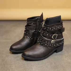 Vista detallada de botines punk marrón oscuro con correas tachonadas y cadenas